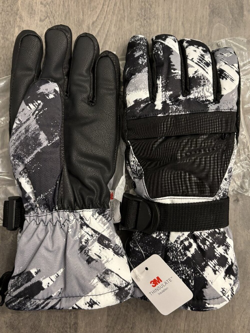 Ski Gloves for kids (size M) 3M insulated. NEW